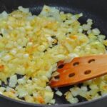 Не всі знають про цей трюк: Що досвідчені кухарі додають, коли смажать цибулю