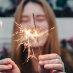 Як правильно українською назвати «вспишку» – і чому це слово таке популярне