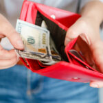 Що покласти в гаманець, щоб притягнути гроші: народні прикмети