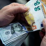 Скільки коштуватимуть 100 доларів в Україні: прогноз до 14 вересня