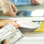 Коли невигідно купувати долари та євро? Експерти назвали невдалі дні тижня