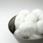 Навіщо у листопаді розкладають ватні кульки по кутах: Лайфхак від британців, який стане у пригоді нам