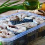 Домашня скумбрія в пряному маринаді: простий рецепт без зайвих клопотів, а гості пальці оближуть