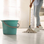 Як тримати підлогу у чистоті без щоденного миття: Прості поради