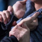 Конфлікт на порозі квартири: Ветерана «Азова» жорстоко побили сусіди (ВІДЕО)