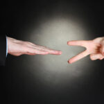 Інколи краще не думати: вчені знайшли спосіб постійно вигравати у «камінь, ножиці, папір»