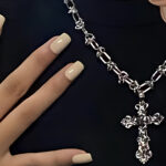 Доньку відомої українки попросили зняти хрест у закордонній школі