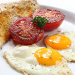 Не сало і не олія: на чому смажать яйця досвідчені господині, щоб не шкодити здоров’ю