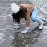 Проведіть ваткою по підошві — і взуття більше не ковзатимете на слизьких дорогах: корисний лайфхак