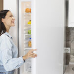 Чому досвідчені господині кладуть активоване вугілля в холодильник: простий трюк