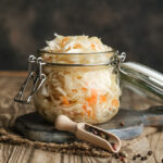 Секрет смачної квашеної капусти: точні пропорції солі на 1 кг, 3-літрову банку і навіть відро