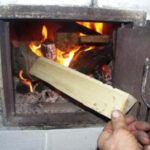 На Рівненщині чоловік ледь не згорів, розпалюючи грубку