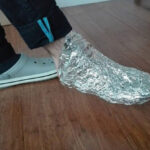 Чоловік обмотав ноги фольгою: Думали викликати санітарів, доки він не пояснив в чому «фокус» (ВІДЕО)