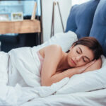 Популярна поза сну, яка шкодить здоров’ю: Лікарі б’ють на сполох