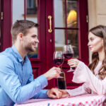 Жінку далеко не завжди треба пропускати вперед: неочікувані правила сучасного етикету 