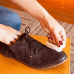Замша, як нова: Прості способи очистити взуття вдома