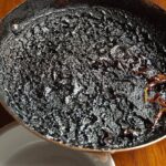 2 пакетики заливаємо окропом – і сковорода знову, як нова: жир відлітає просто на очах