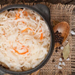 Не потемніє і не перекисне: як заквасити смачну капусту, щоб вона завжди була хрусткою