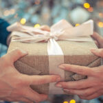 Три речі у домі, які ніколи не можна дарувати гостям: народні прикмети