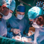 Хірурги в Україні використовують окуляри, які можуть «розрізати» череп (ФОТО)