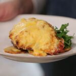 Такого м’яса «під шубою» ви ще не куштували: гості не підуть, поки не розкажете рецепт