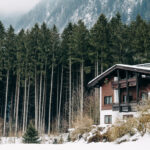 З яких матеріалів будувати приватний будинок, щоб він утримував тепло найкращеТОП матеріалів, які найкраще утримують тепло в приватному будівництвіЦегла чи газобетон: що теплішеЯкі утеплювачі використовують найчастішеЄвропейський досвід: з чого будують теплі приватні будинки в різних країнахІнші країни, де є свої «фішки»Як обрати матеріал для теплого будинку