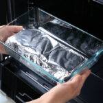 Що не можна робити з фольгою на кухні