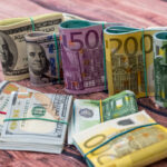 Коли під час обміну валюти в українців можуть конфіскувати долари та євро просто на касі