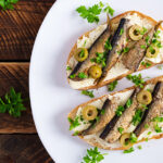 Несподівані гості? Ці бутерброди з шпротами рятують ситуацію, бо їх готувати – всього 5 хвилин (РЕЦЕПТ)