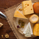 Забудьте про нього, якщо хочете схуднути: дієтологи назвали сир, який не варто їсти