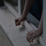 Хотів спуститися на мотузці з одягу: чоловік випав із 5 поверху будівлі ТЦК