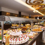 Що можна виносити зі шведського столу і не боятися осуду: пояснення працівниці готелю