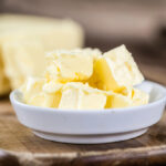 Невже наше не смакує? Українські прилавки завалили імпортним маслом, але ціни й далі ростуть 