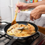 Обвалюю рибку перед смаженням не у борошні: так і не бризок жиру менше і запах не розноситься