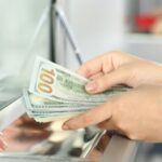 Одні долари обміняють, інші – вилучать, а треті доведеться чекати: українцям озвучили уточнення щодо обміну валют