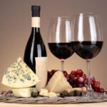 Сир, який небезпечно їсти з червоним вином: про цю помилку сомельє воліють мовчати