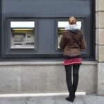 Відключили світло, а банкомат забрав ваші гроші: Як повернути кошти