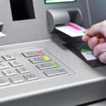 Озвучено попередження для українців, які знімали гроші з картки ПриватБанку: коли доведеться платити комісію