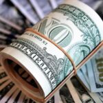 Лежать долари «з нюансом»: озвучено попередження для тих, хто зберігає валюту вдома