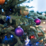 Розбита куля на ялинці — до біди чи на щастя: старовинні прикмети