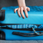 Цей трюк допоможе вмістити у валізу вдвічі більше речей: геніальний спосіб