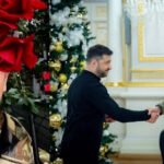 Євген Карась – в урочистій атмосфері – вручив шеврон Володимиру Зеленському (ФОТО/ВІДЕО)