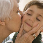 Залишати дитину на бабусю чи дідуся — не так безпечно, як здається:  у чому проблема