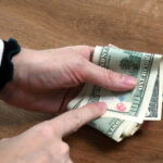 Для українців, які мають вдома «білі» купюри 100 доларів: з’явилася інформація про їх обмін