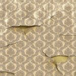 Старі шпалери самі від стін відскачуть: крутий лайфхак без води й шпателя 