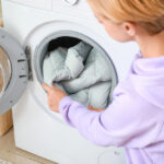 Пуховик не здавала до хімчистки й зекономила 700 грн: як випрати його вдома, щоб не збився наповнювач