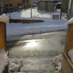 Як розтопити лід на доріжках за хвилини: Копійчаний трюк, який працює миттєво