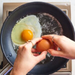 Смажити яєчню на олії — минуле століття: ось чим краще полити сковороду