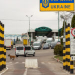 Кого пропускають через кордон поза чергою: Важливі правила