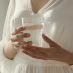 Після чого варто випити склянку теплої води: хитрість, що очищає організм і запускає спалювання жиру